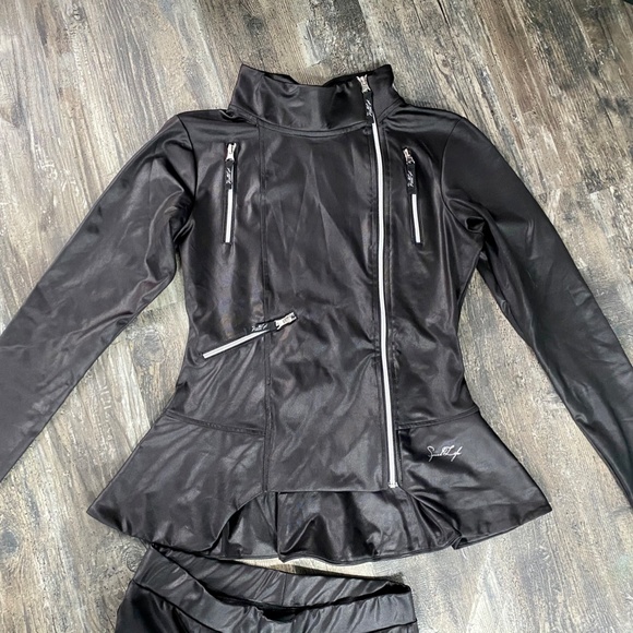 Athleisure set leggings and peplum zip up top - Picture 3 of 7